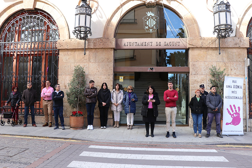 Silencio a las puertas de los edificios municipales por los presuntos asesinatos machistas perpetrados en Jaén y en Girona