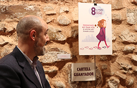 El “Col·lectiu Dones de Sagunt 8 de Març” entrega el premio al ganador del XXVII concurso de carteles 8M
