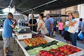 La delegada, Gloria Parra, visita el Mercado de Sagunto tras la constitución del nuevo Gobierno 