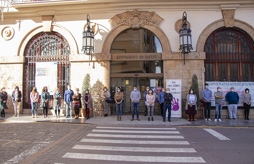 Sagunto guarda un minuto de silencio en señal de condena y repulsa por el presunto asesinato machista ocurrido en Sevilla