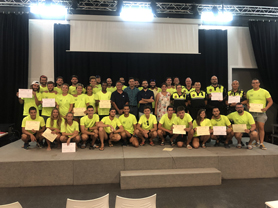 El personal de socorrismo y la Policía de Playas reciben los diplomas del curso de socorrista Bandera Azul