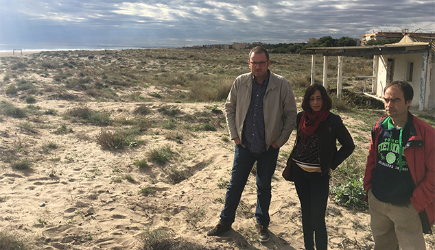 El delegado de Playas acude a Almardà para atajar un problema de plantas invasoras