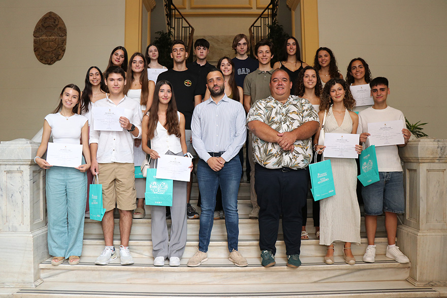 El alumnado con los mejores expedientes académicos de Sagunto recibe un homenaje del Consistorio
