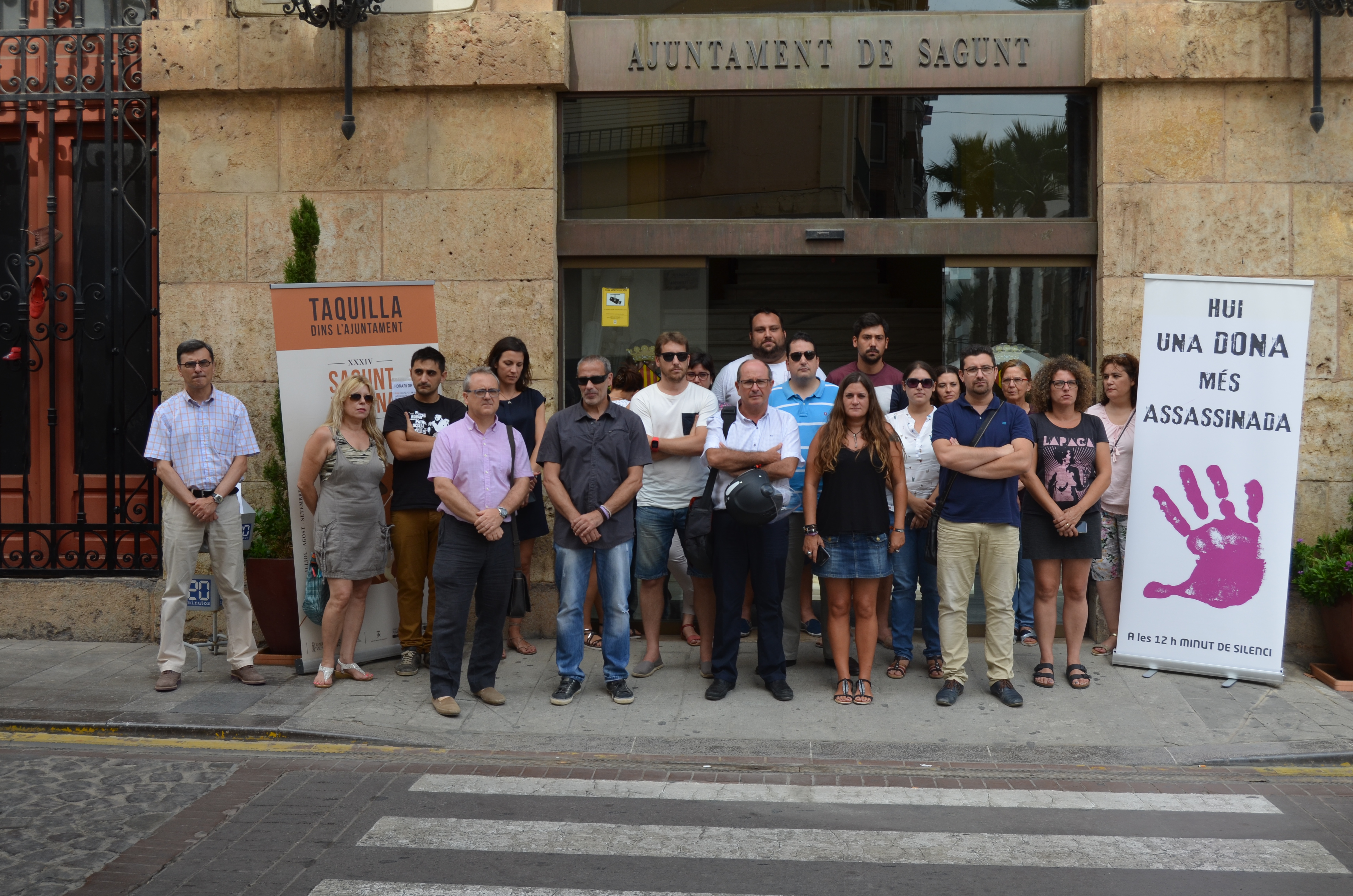 Sagunto guarda un minuto de silencio por el presunto asesinato machista ocurrido en Tenerife
