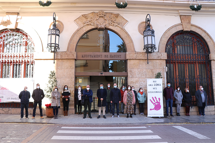 Sagunto guarda un minuto de silencio en señal de condena y repulsa por el presunto asesinato machista perpetrado en Granada
