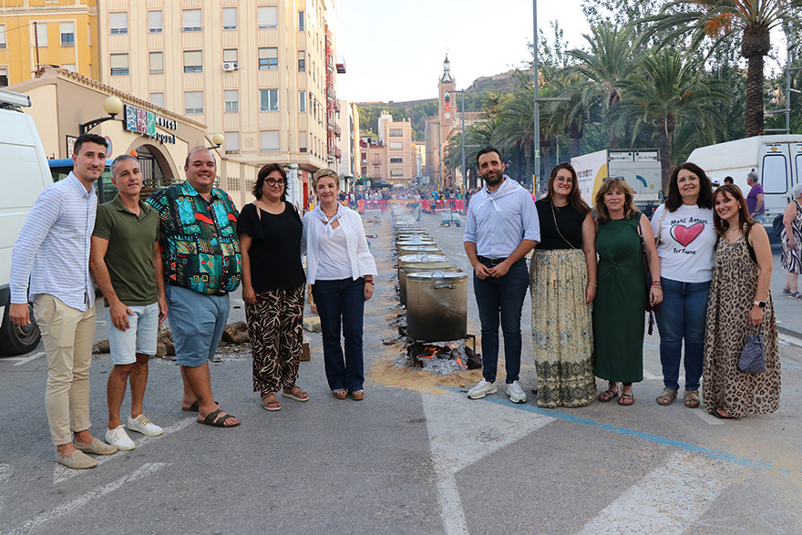 Milers de persones es reunixen en la plaça Cronista Chabret per a degustar les tradicionals Olles de Sagunt