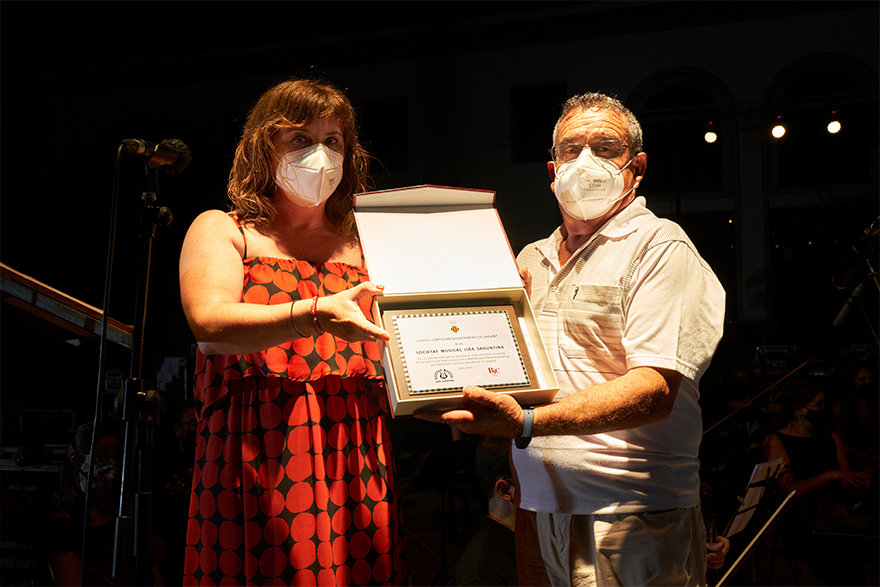 El Ayuntamiento de Sagunto entrega a la Sociedad Musical Lira Saguntina una placa conmemorativa 