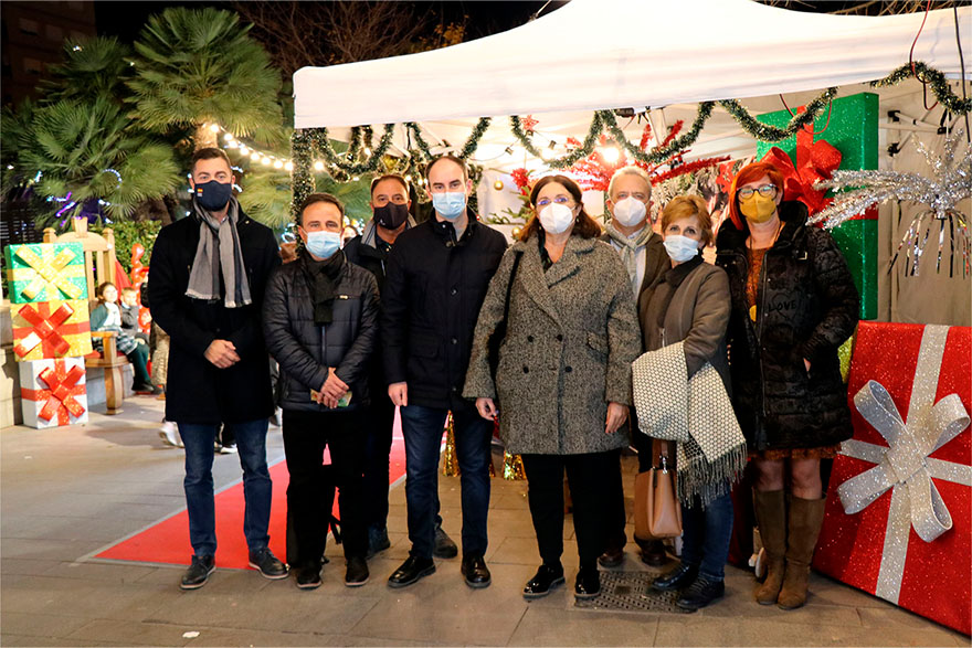 La delegación de Comercio y Mercados inaugura el tradicional mercado navideño de Sagunto