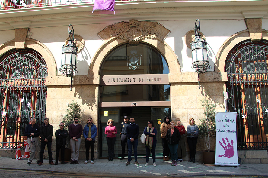 Silenci a les portes dels edificis municipals pels presumptes assassinats masclistes i de violència vicària perpetrats a Saragossa i Torrevella