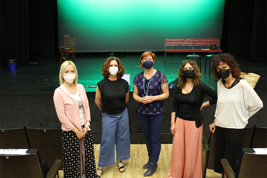 La concejala de Cultura asiste al ensayo de la obra de teatro que se representará este domingo en el municipio, 'Històries amb minúscules'