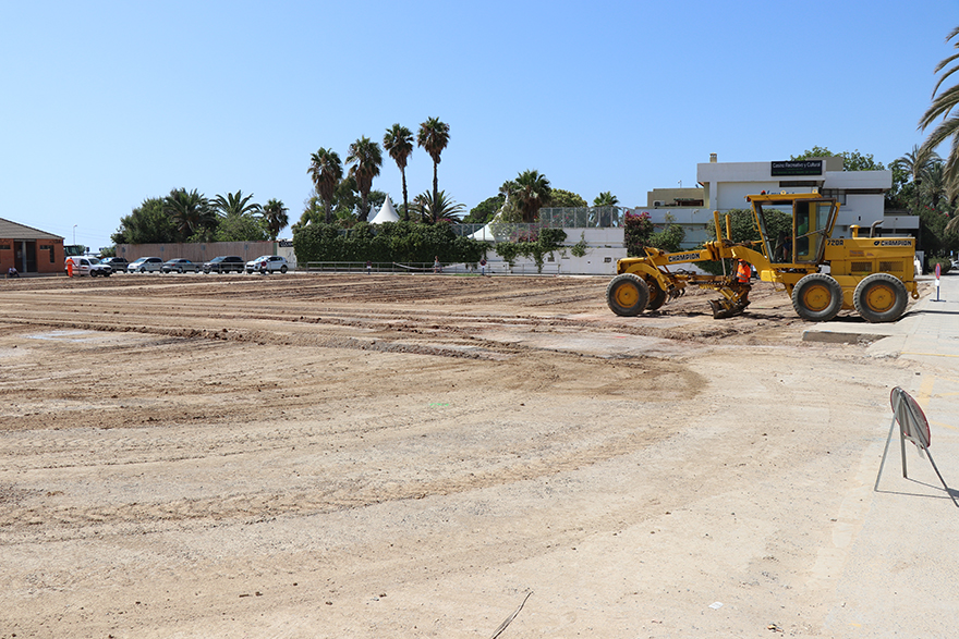 Retrasadas las labores de pavimentación y asfaltado del aparcamiento de la avenida Mediterráneo