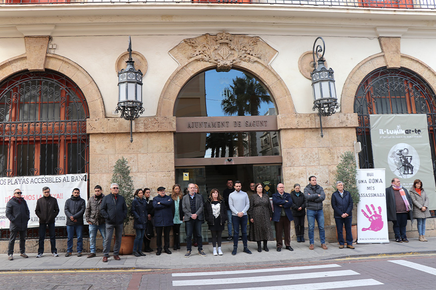 Sagunto guarda un minuto de silencio en señal de condena y repulsa por el presunto asesinato machista perpetrado en Baiona (Pontevedra)