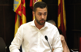 El Pleno aprueba estudiar el cambio de la ordenanza de retirada de vehículos de la vía pública