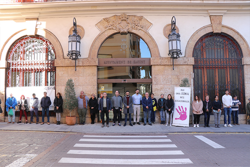 Sagunto guarda un minuto de silencio en señal de condena y repulsa por los presuntos asesinatos machistas perpetrados en Cádiz y Tenerife