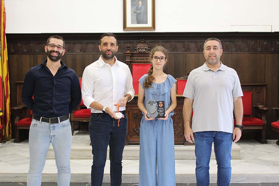 El Ayuntamiento de Sagunto recibe al Club d’Esgrima Morvedre por su subcampeonato de España del equipo infantil femenino