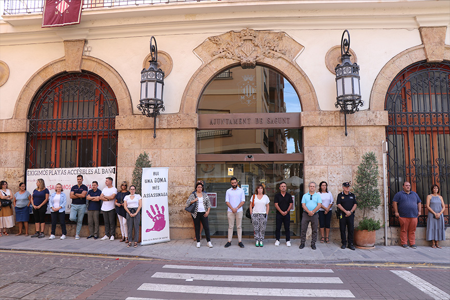 Sagunto guarda un minuto de silencio en señal de condena y repulsa por los tres presuntos asesinatos machistas perpetrados en Málaga, Benidorm y Palencia