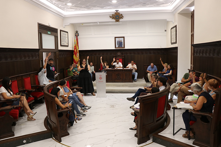 El Pleno de Sagunto solicita a la Generalitat un plan interinstitucional de mantenimiento integral y climatización de centros educativos