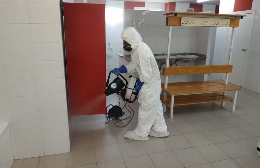 El departamento de Sanidad desinfecta el estadio del Fornás tras el positivo en COVID-19 de un entrenador del Club Deportivo Acero