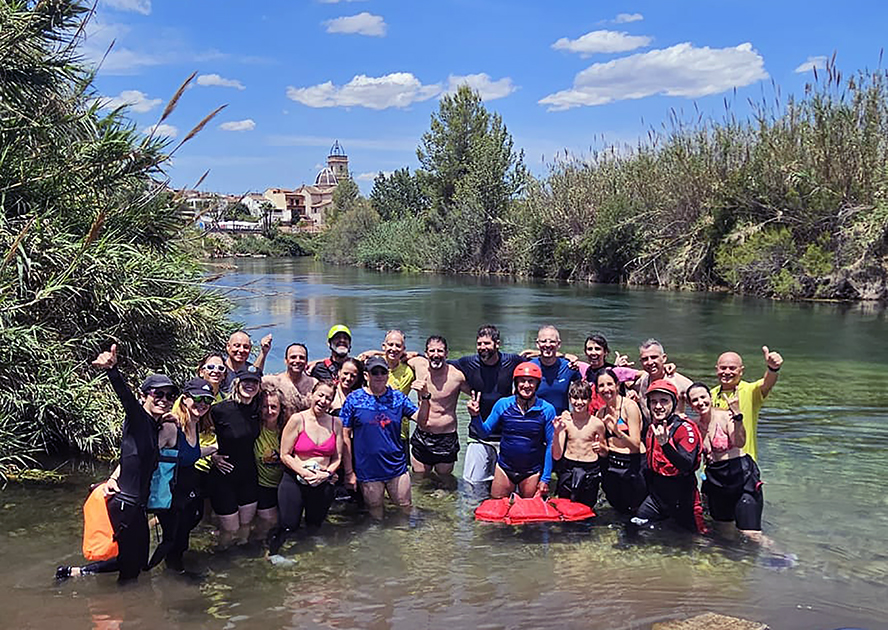 Una veintena de excursionistas participan en el descenso del río Júcar organizado por Alternatura