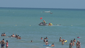 El servicio de socorrismo realiza un simulacro de salvamento con dron en la playa de Puerto de Sagunto 