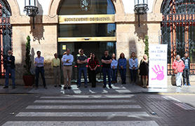 Sagunto guarda un minuto de silencio por el presunto asesinato machista ocurrido en Granada