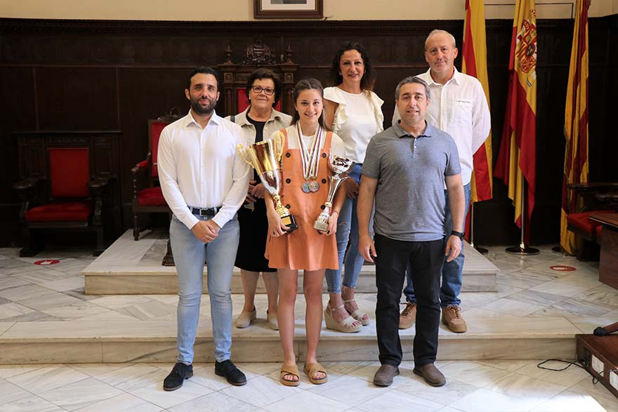 El Ayuntamiento de Sagunto recibe a la subcampeona mundial de pesca con caña, Lucía Romero, como reconocimiento a sus recientes éxitos deportivos