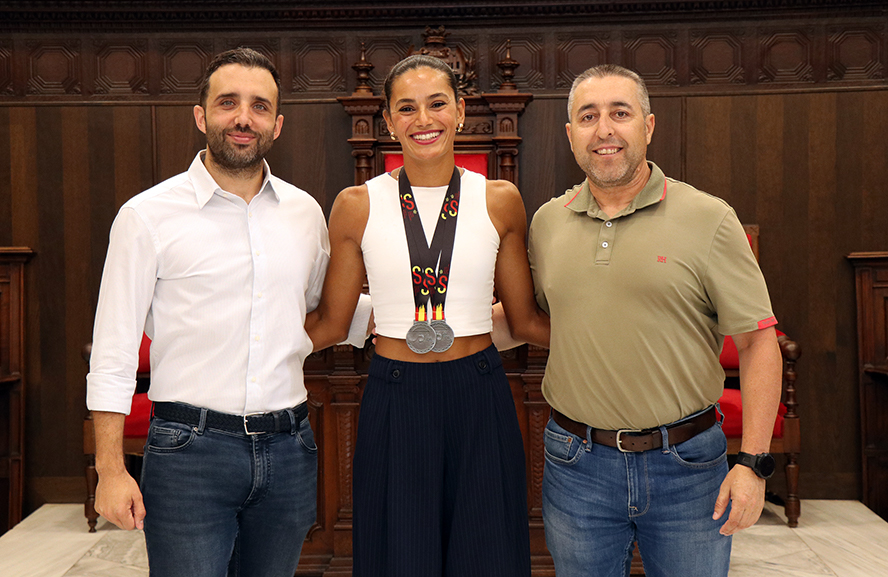 L'atleta local Soukaina El Khayami rep el reconeixement municipal pels seus èxits en el Campionat d'Espanya Universitari