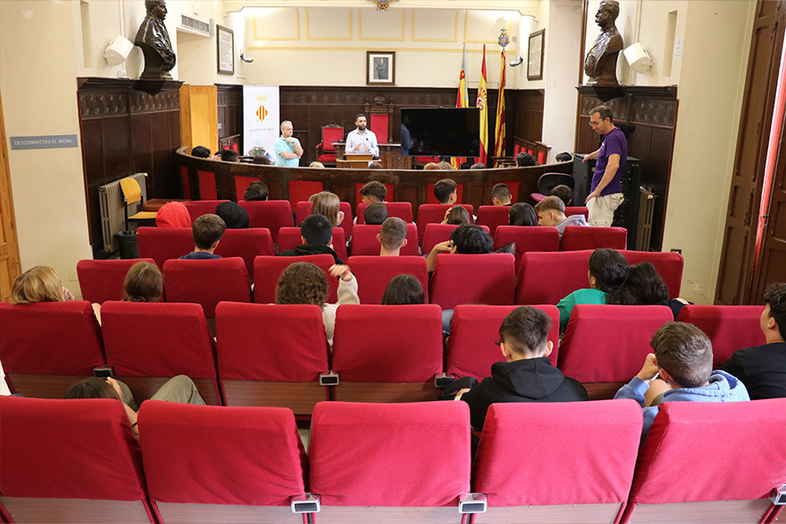 El alumnado de tercero de ESO del IES Clot del Moro visita el Ayuntamiento de Sagunto