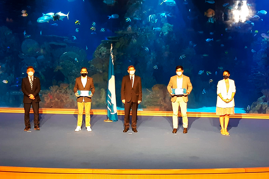 Sagunto recoge sus banderas azules en una visita hoy al Oceanográfico de Valencia 