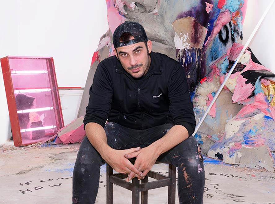 El artista local Mario Mankey empieza su mural en el Festival Més que Murs