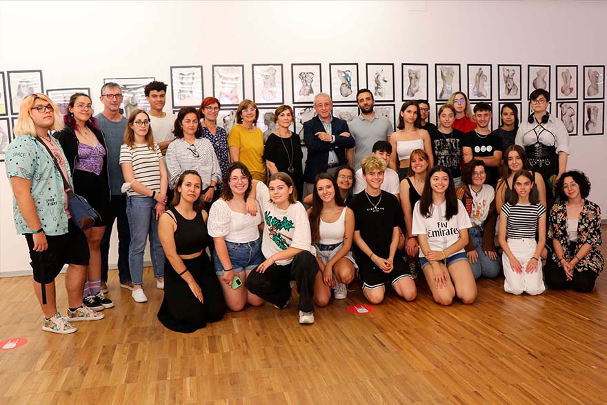 El alumnado del IES Clot del Moro hace una donación de obras de arte al Hospital de Sagunto