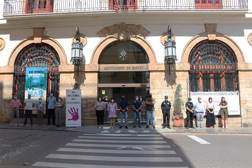 Sagunto guarda un minuto de silencio en señal de condena y repulsa por el presunto asesinato machista perpetrado en Málaga