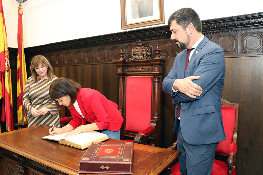 La ministra de Juventud e Infancia visita Sagunto y firma en el Libro de Honor de la ciudad
