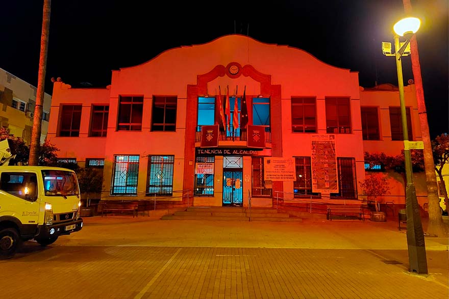 Las fachadas del Ayuntamiento y de Tenencia de Alcaldía se iluminan de rojo para celebrar el Día Mundial de la Cruz Roja