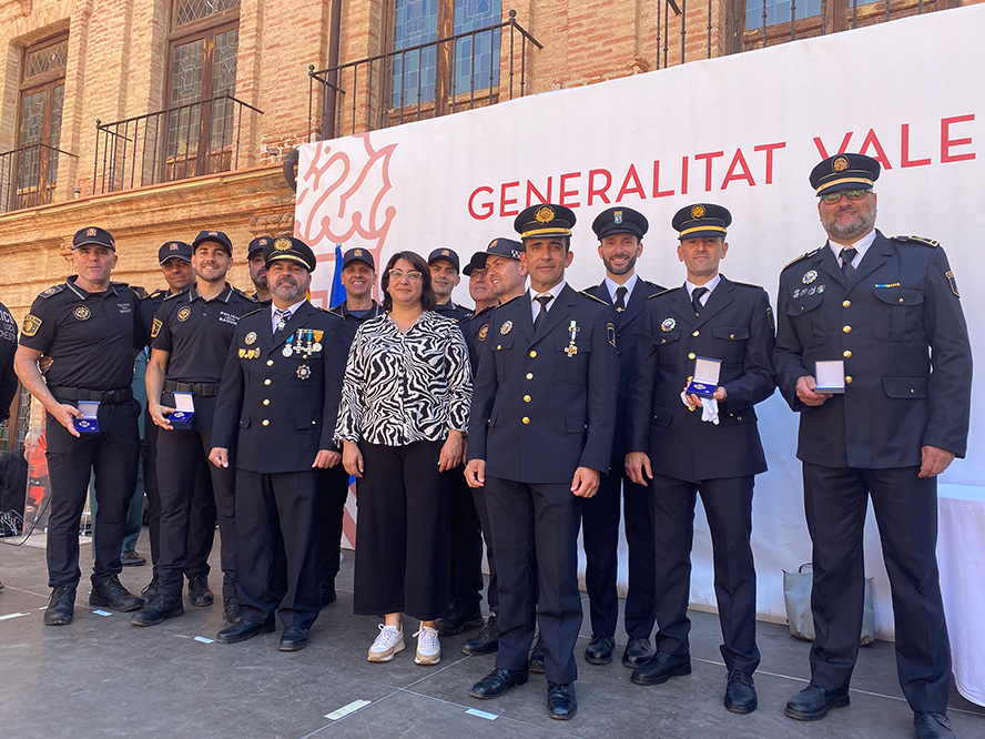 Catorce agentes de la Policía Local de Sagunto son galardonados por su trayectoria profesional