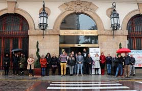 Sagunto guarda un minuto de silencio en señal de condena y repulsa por el último presunto asesinato machista de una vecina de Estivella