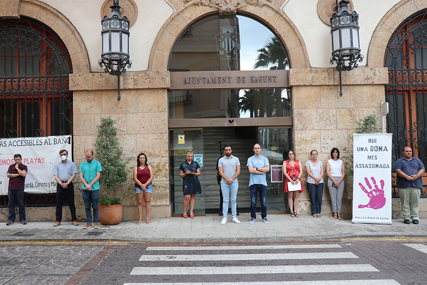 Sagunto guarda un minuto de silencio en señal de condena y repulsa por el presunto asesinato machista perpetrado en Sevilla
