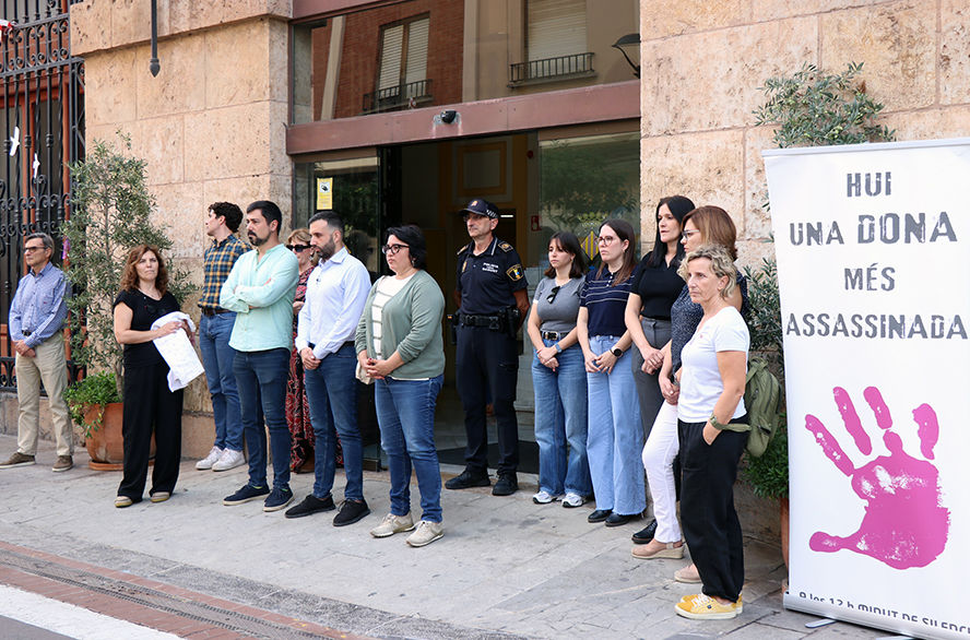 Silencio a las puertas de los edificios municipales por el presunto asesinato machista perpetrado en Madrid