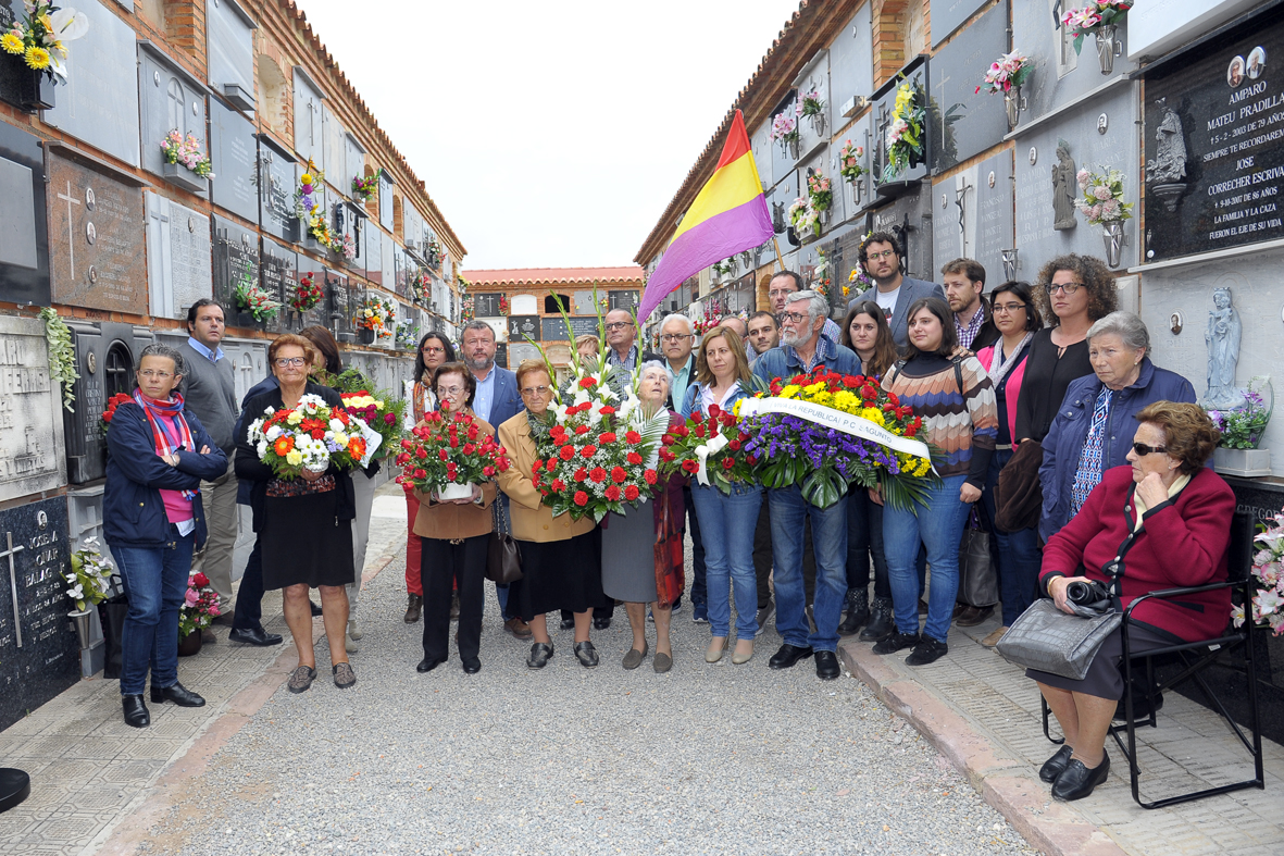 El Ayuntamiento de Sagunto coloca una lápida en el cementerio municipal para recordar a los 27 fusilados durante la Guerra Civil