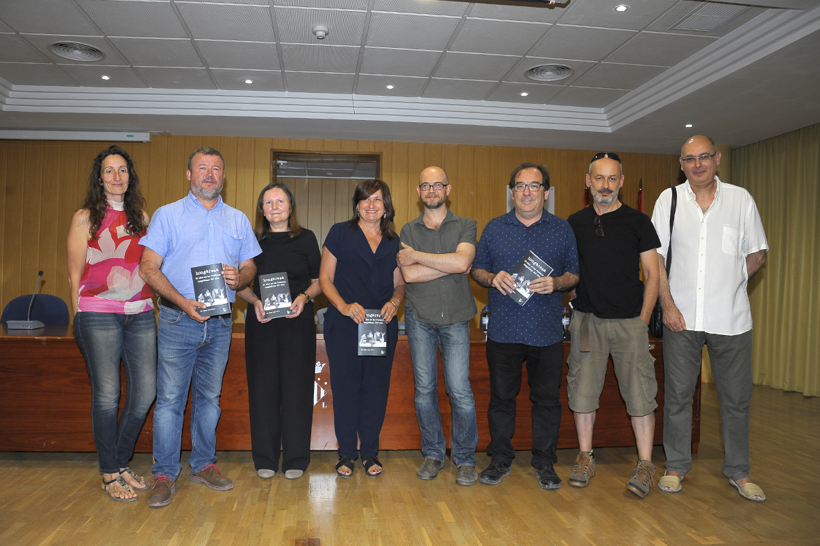 La compañía teatral Hongaresa presentó ayer el libro conmemorativo de su vigésimo aniversario
