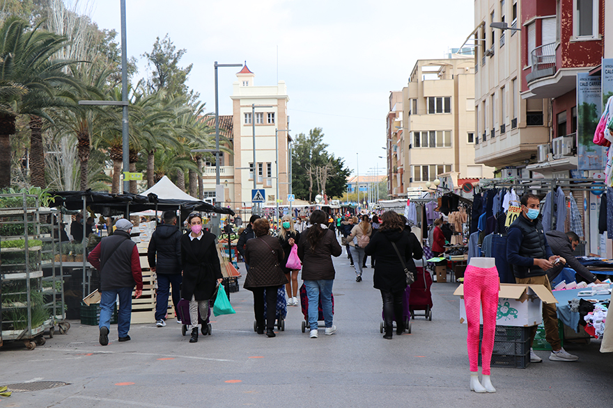 Los mercados exteriores del municipio recuperan el 100% de su aforo y sus puestos