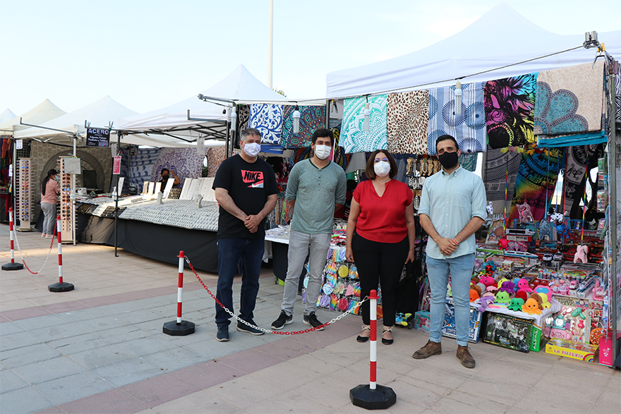 Se inaugura el Mercado Extraordinario Artesanal de Verano en el Paseo Marítimo de Puerto de Sagunto