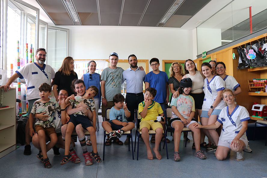 El alcalde de Sagunto y la concejala de Servicios Sociales visitan a las quince personas con discapacidad que participan en el Diverestiu