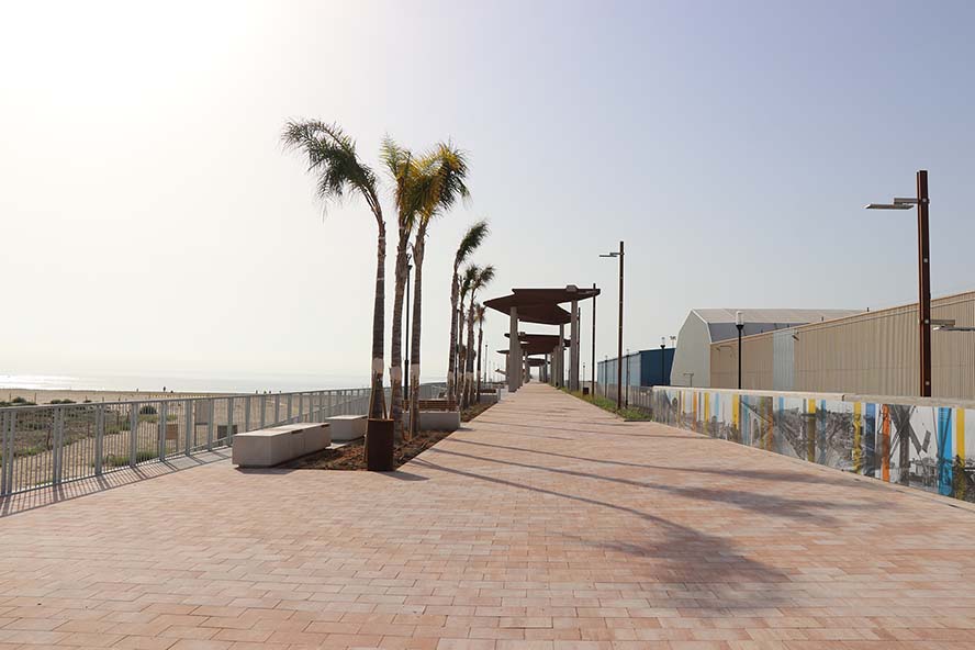 El nuevo paseo del puerto de Sagunto se ha abierto a la ciudadanía