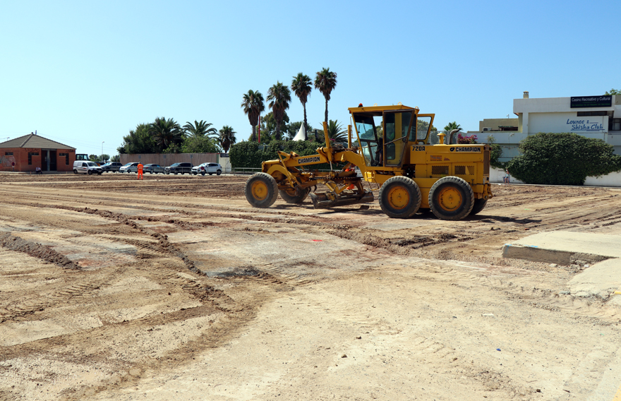 Iniciadas las obras de pavimentación y asfaltado del aparcamiento de la avenida Mediterráneo