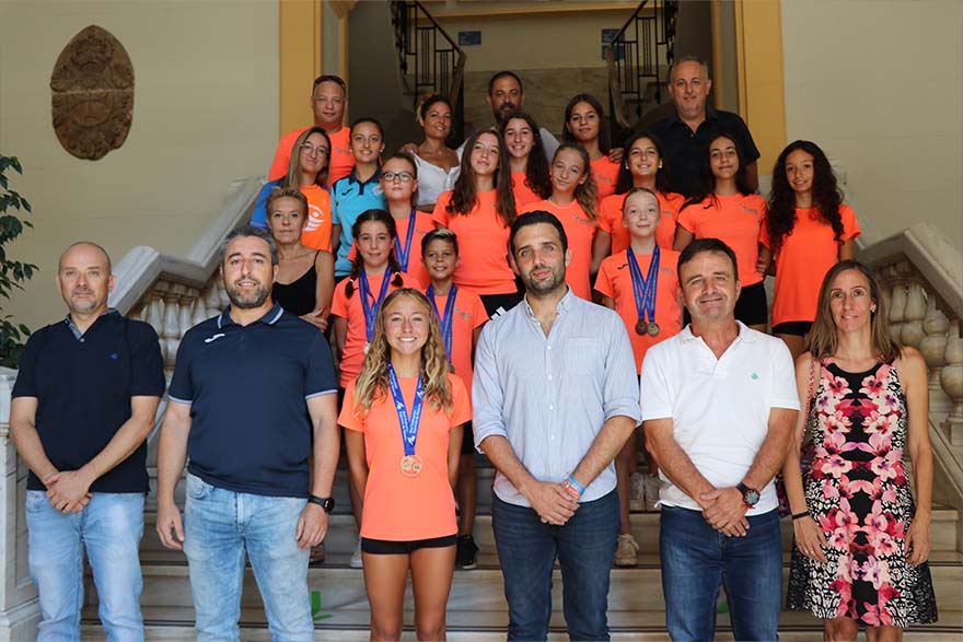 El Ayuntamiento de Sagunto recibe a la nadadora Sofía García del Acuático Morvedre por sus recientes éxitos deportivos