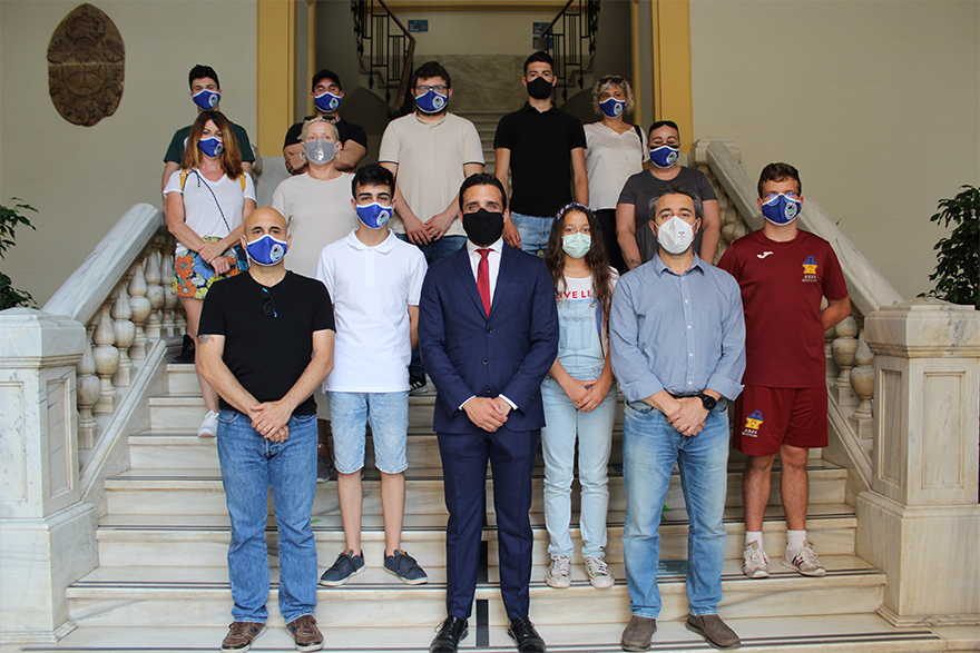 El Ayuntamiento de Sagunto recibe y homenajea a los y las deportistas del Club de Lucha Ares por las 22 medallas conseguidas