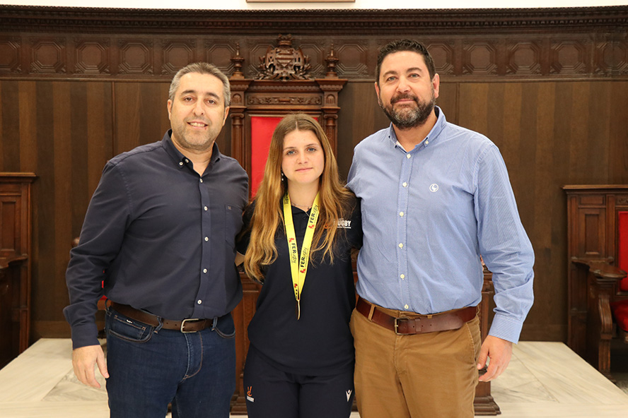 El Ayuntamiento de Sagunto homenajea a la campeona de España de rugby femenino sub16, Lúa De Siena