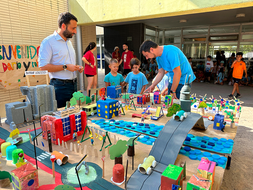 El alcalde de Sagunto y el concejal de Juventud e Infancia visitan la Escola d’Estiu