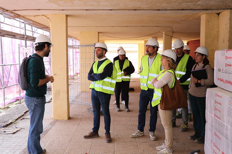 Una delegación municipal visita el estado de las obras de las plazas Vicente Aleixandre y Jacinto Benavente de Baladre